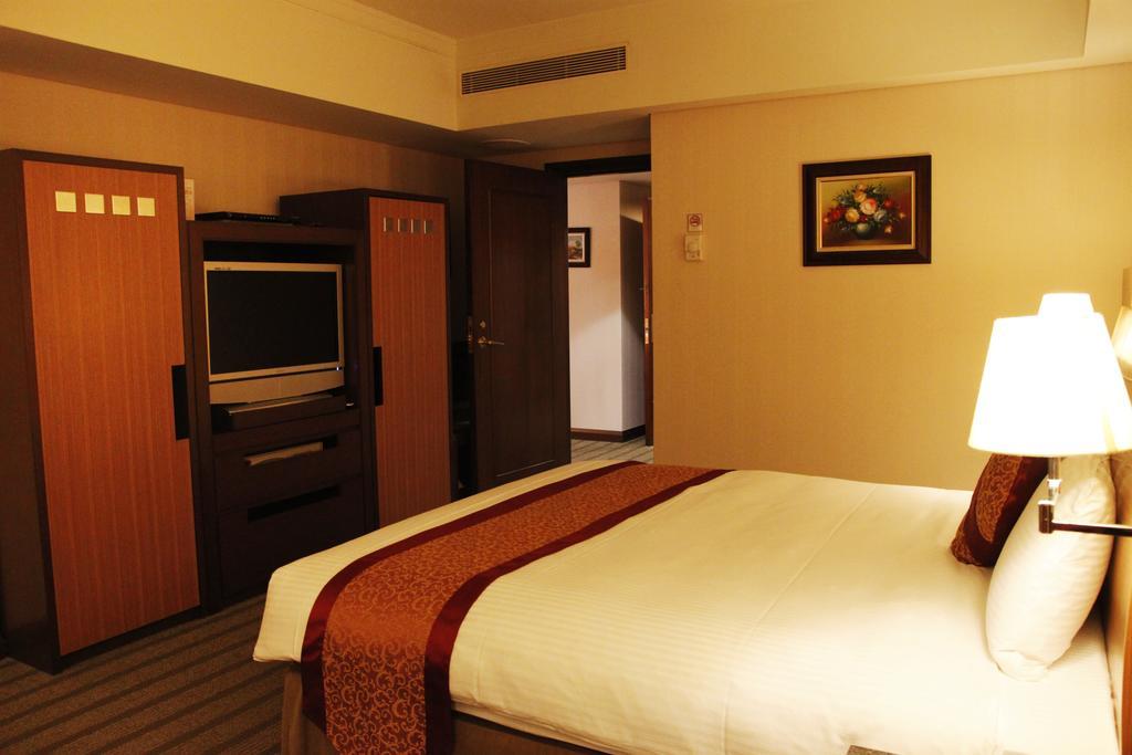 Evergreen Plaza Hotel - Tainan Rom bilde A room at the hotel