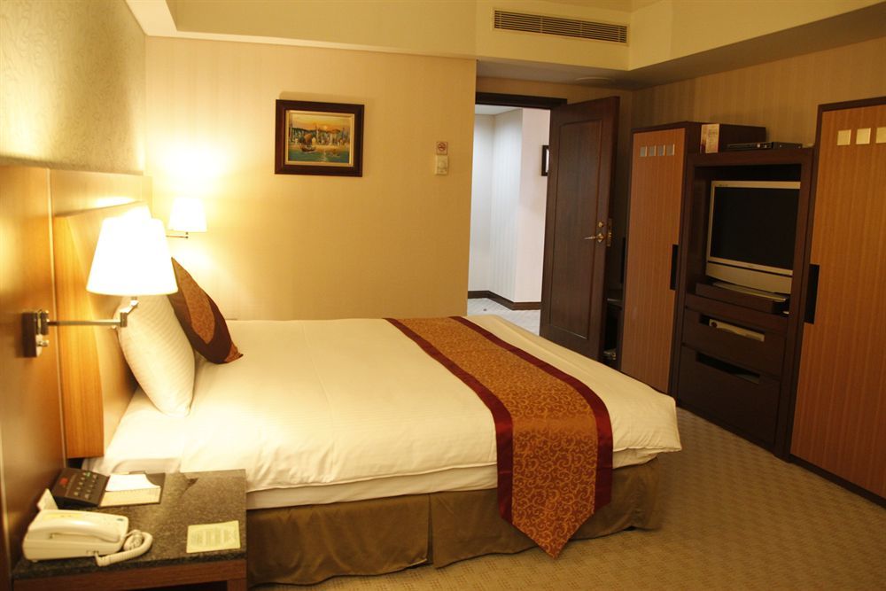 Evergreen Plaza Hotel - Tainan Eksteriør bilde A bedroom in a hotel