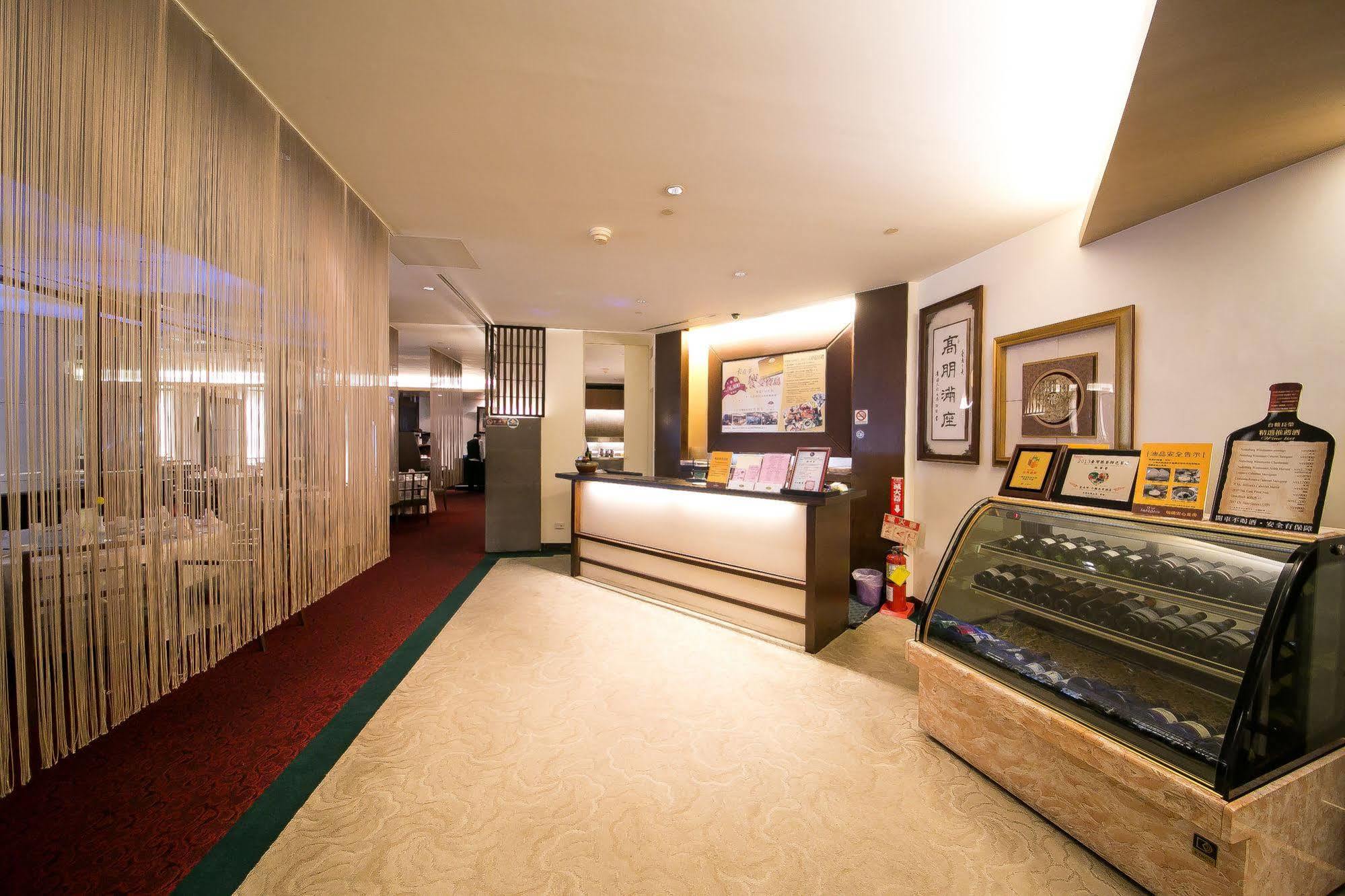 Evergreen Plaza Hotel - Tainan Eksteriør bilde The interior of the lounge