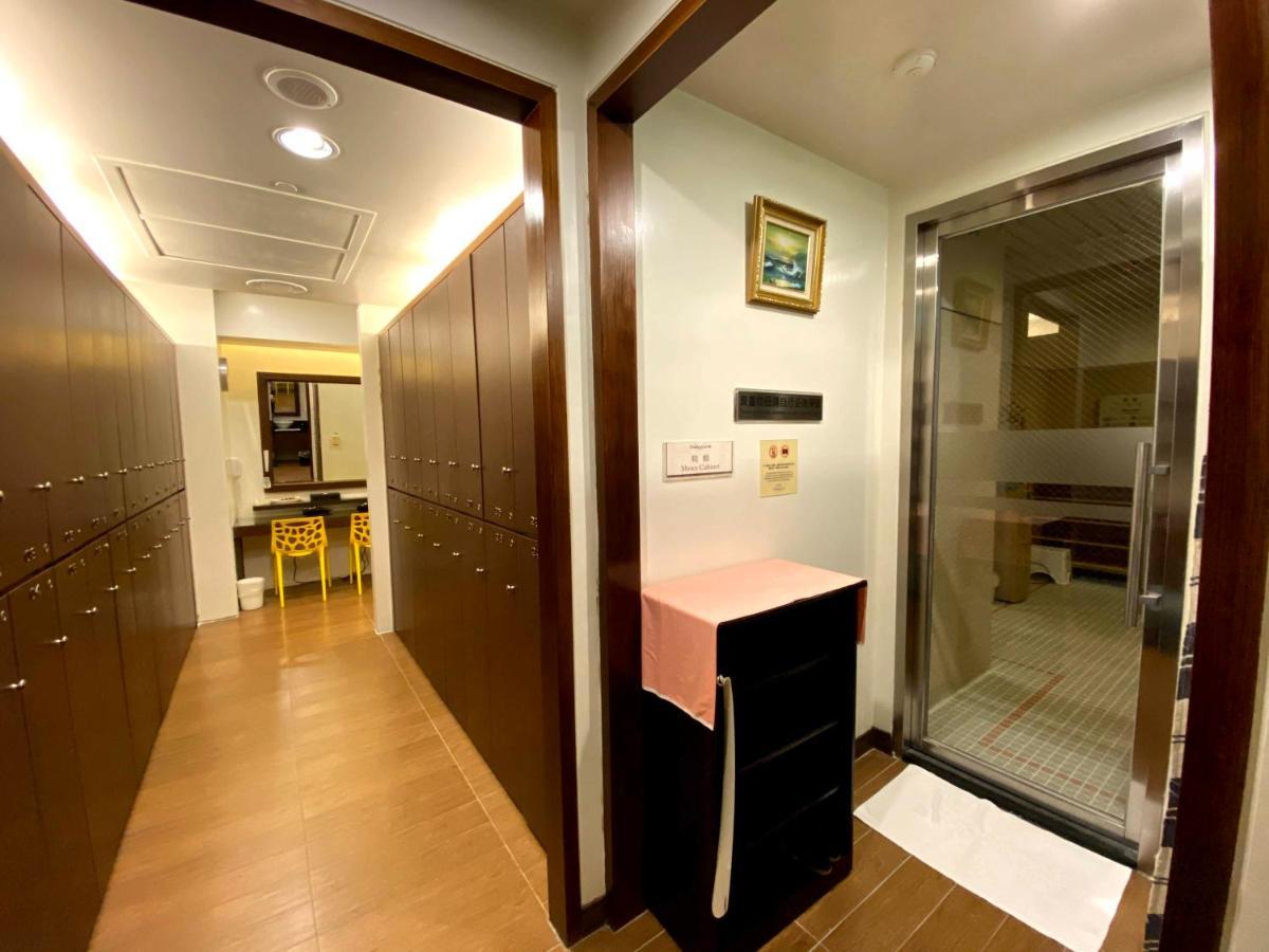 Evergreen Plaza Hotel - Tainan Eksteriør bilde A typical locker room at a public bath